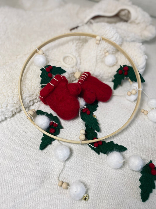 Vantar bebis hängande i denna sängmobil med vinterdekoration. Tovad och lokalt tillverkad på föräldraledighet. Perfekt julklapp baby som föräldrar garanterat blir glada av.