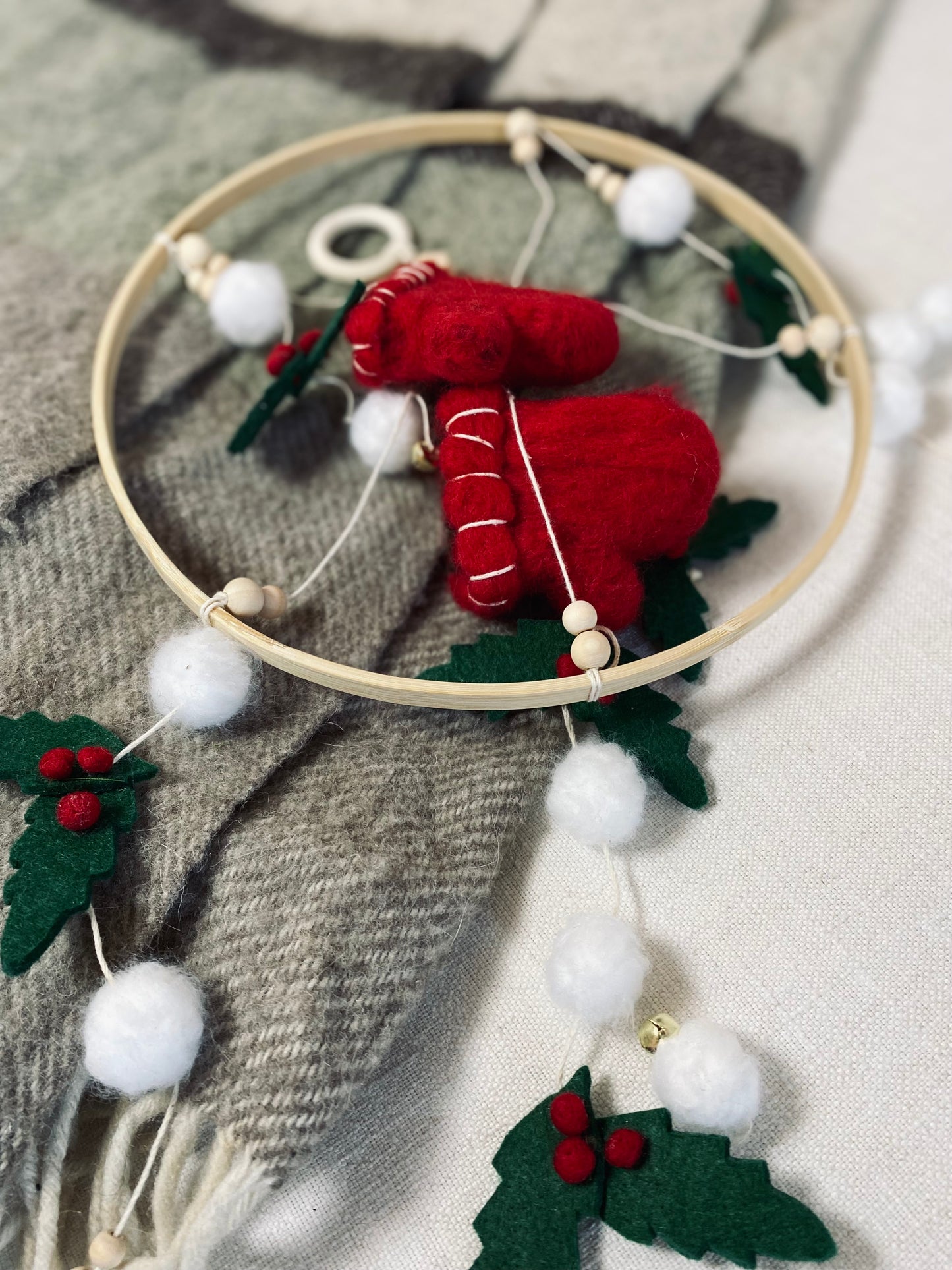 Babyleksak i vintermörkret i jul och över advent. Mys med glögg, julmat och vila blicken på denna gulliga och vackra hängleksak med julmotiv. Allt i ylle och 100% ull för vinterkänslan