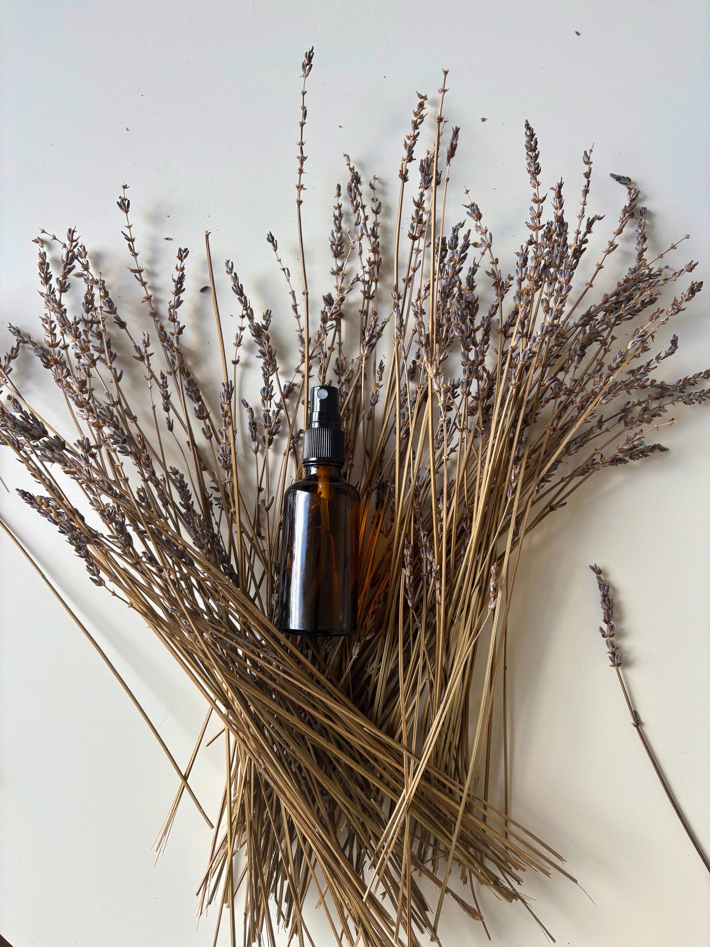 Ekologisk mist med lavendel för att hjälpa lugna barnet vid nattning