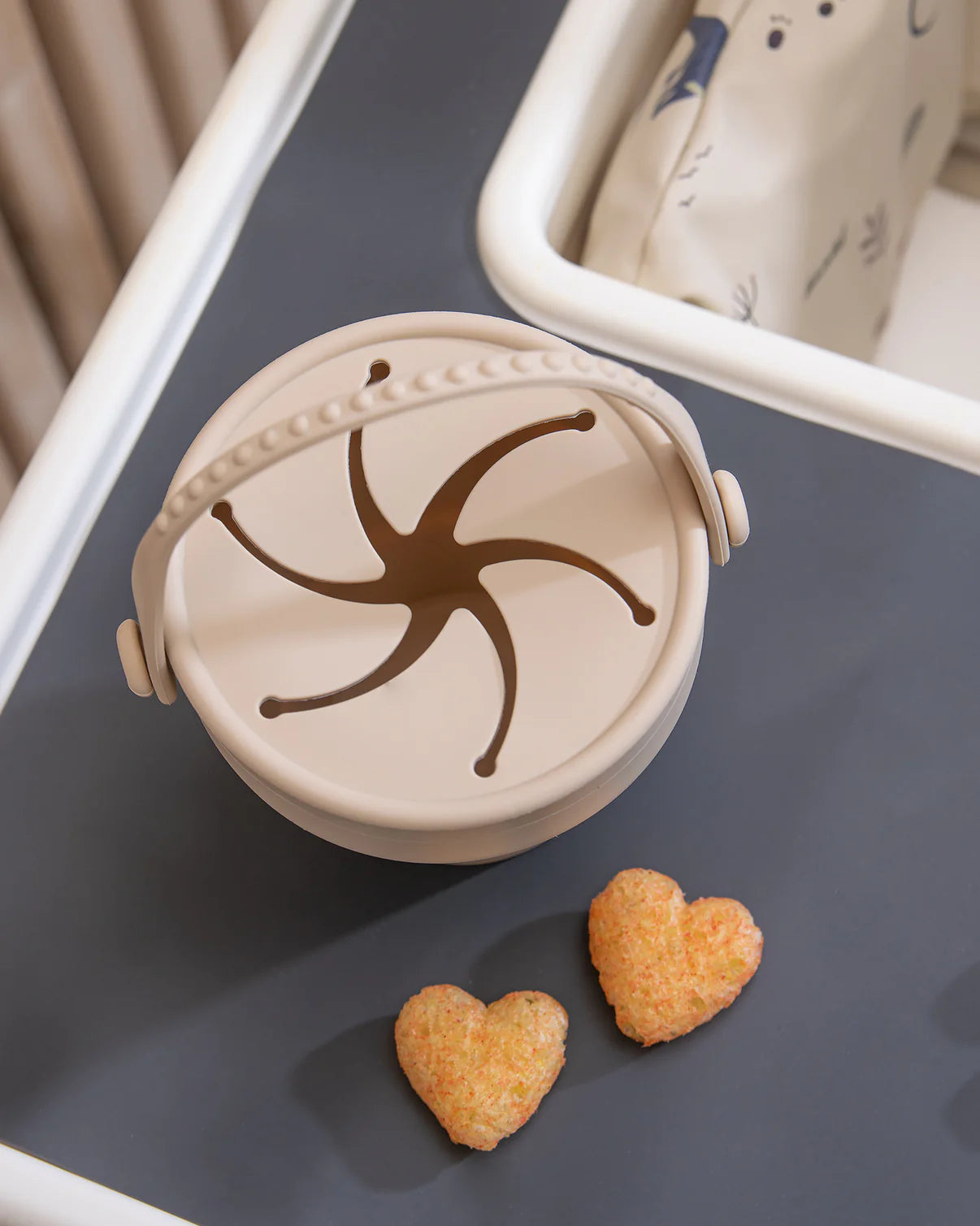 Spillsäker kopp för mellanmål i bilen eller på resan. Perfekt inför semester på flyg eller tåg