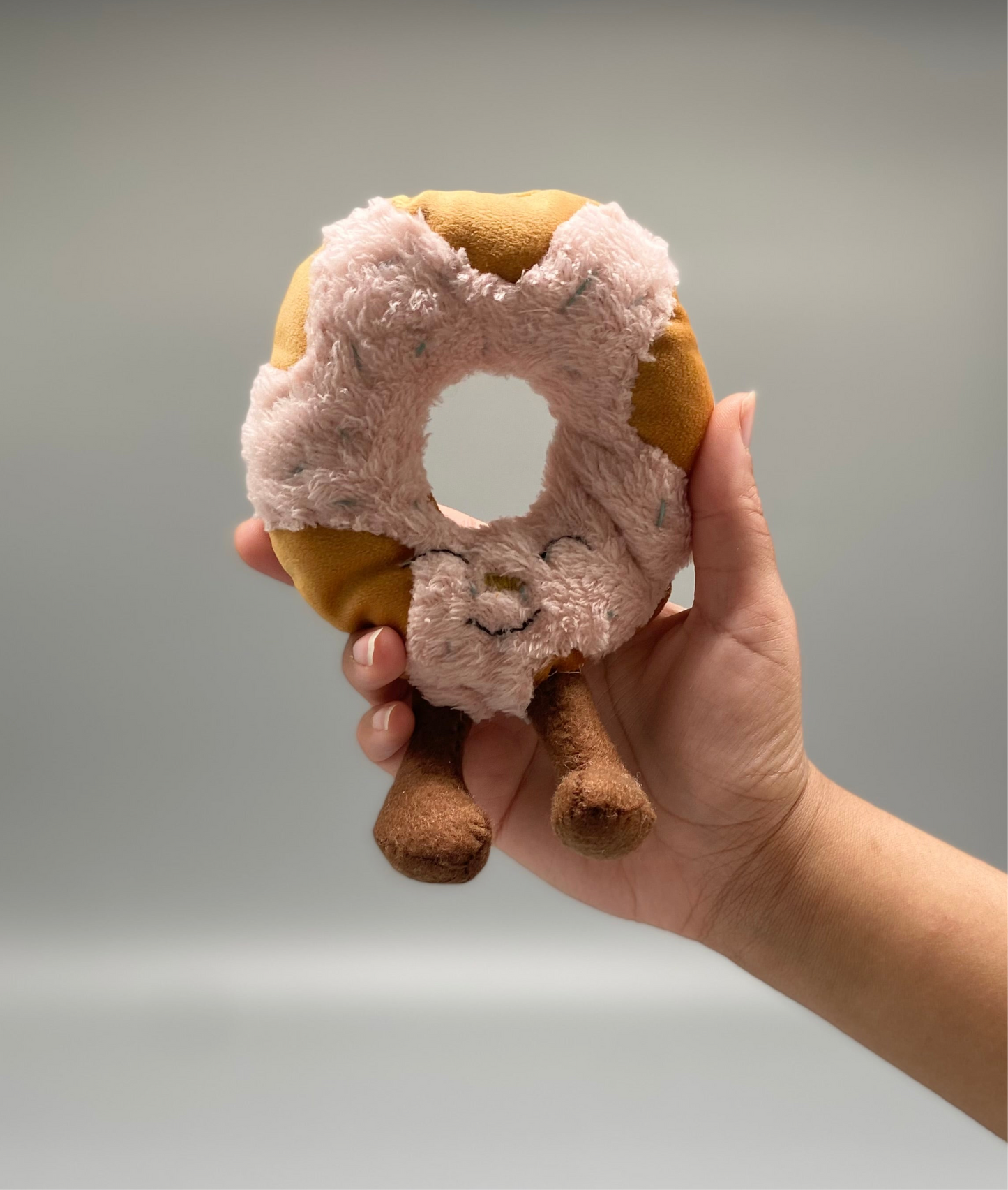 Mjukisdjur med med och rosa kristyr med färgglatt strössel på