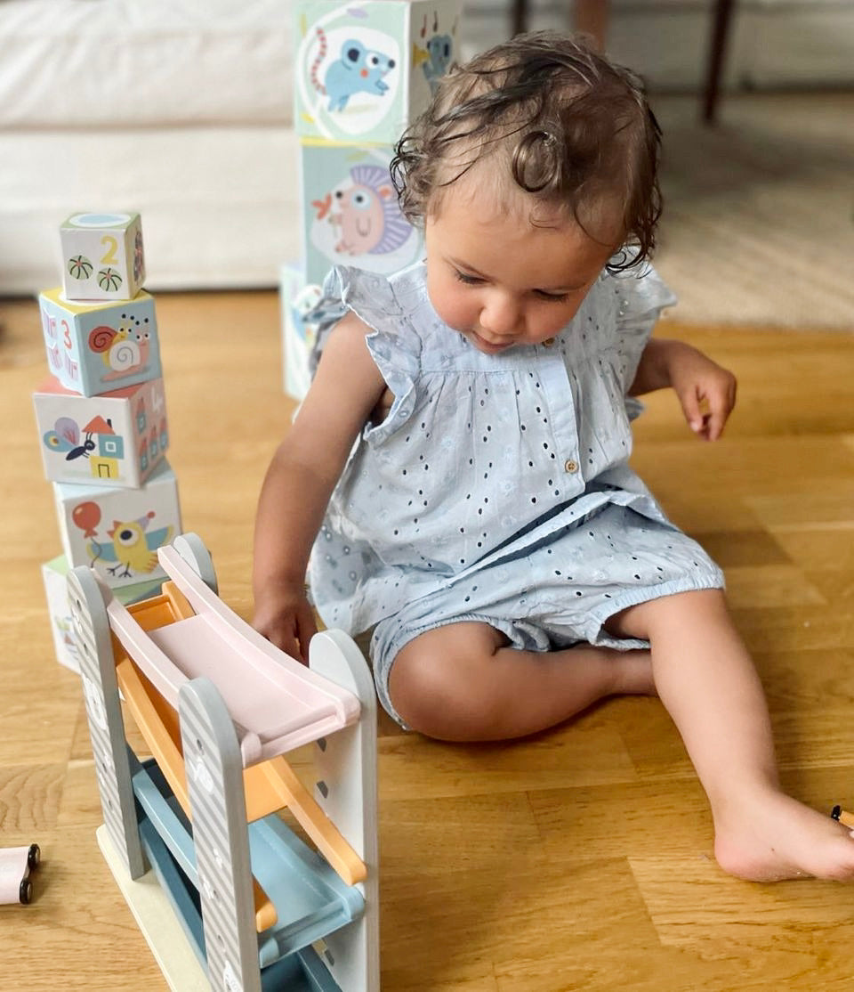 Handgjorda, giftfria och ekologiska leksaker i trä, ull och filt för barn och baby 2 månader till 3 år