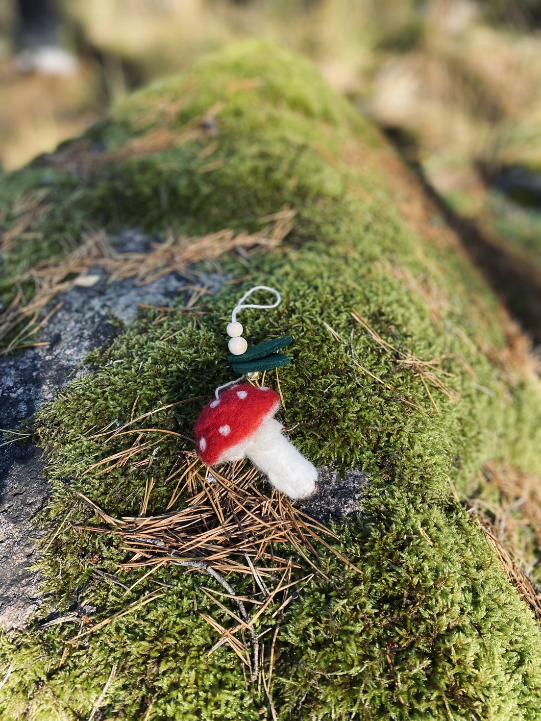 Svensk skog babymobil – pedagogisk och trygg leksak i naturliga material för barnvagn