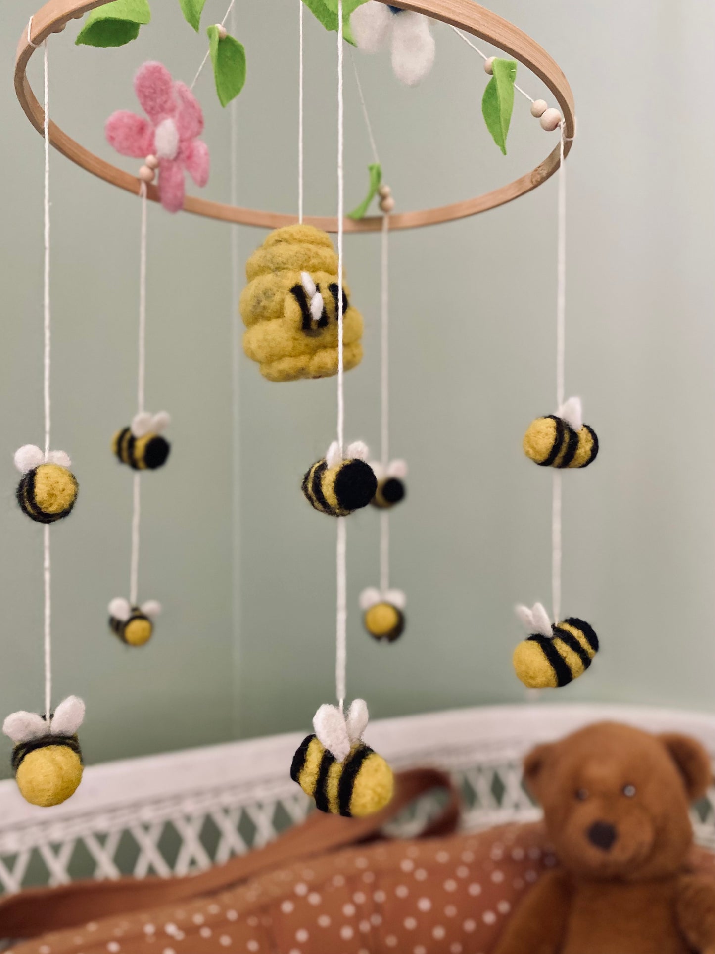 Handgjord babymobil med bin – ekologisk och giftfri leksak för nyfödda och spjälsäng