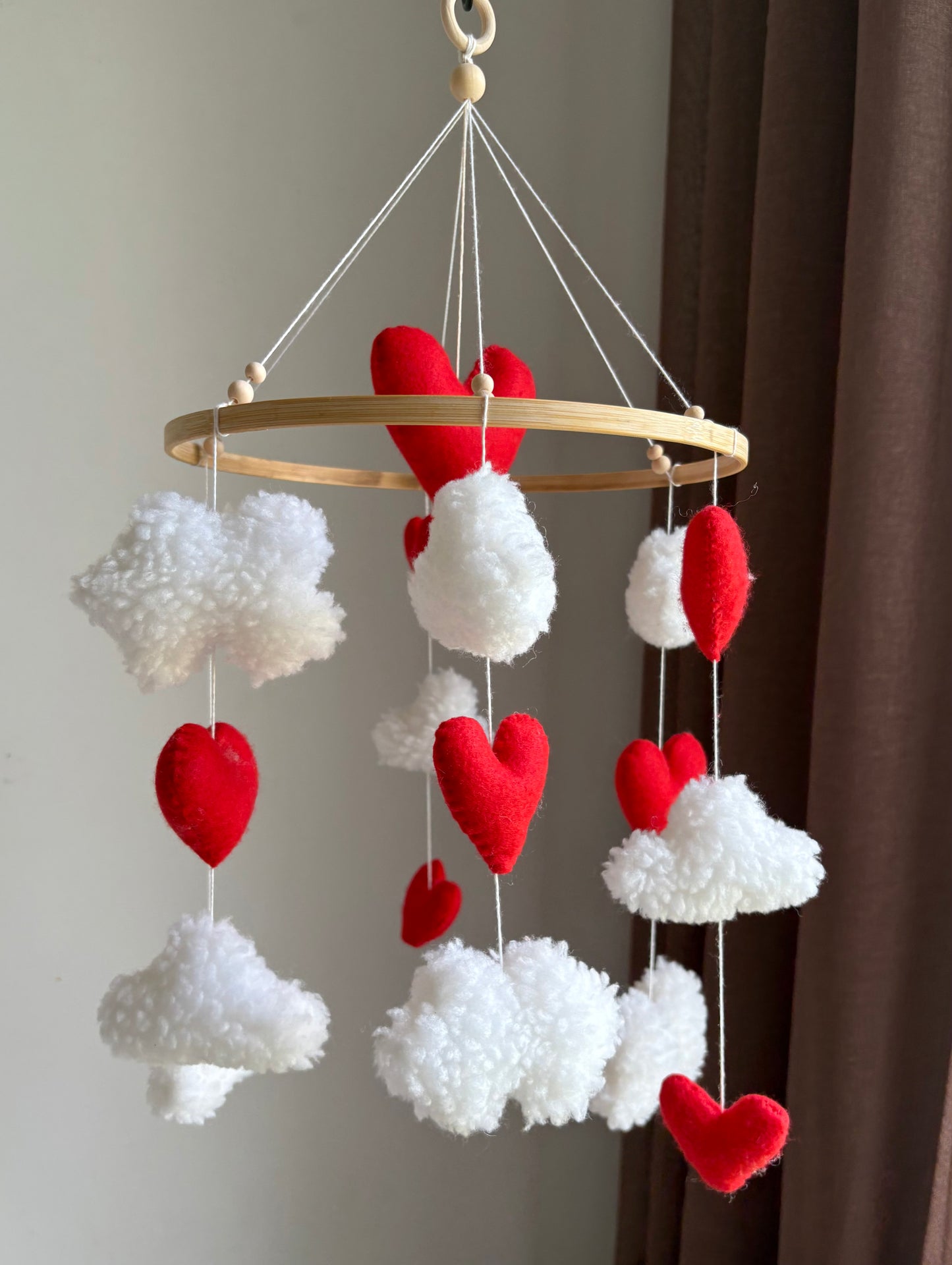 Babymobil med hjärtan och moln – handgjord i giftfri filt