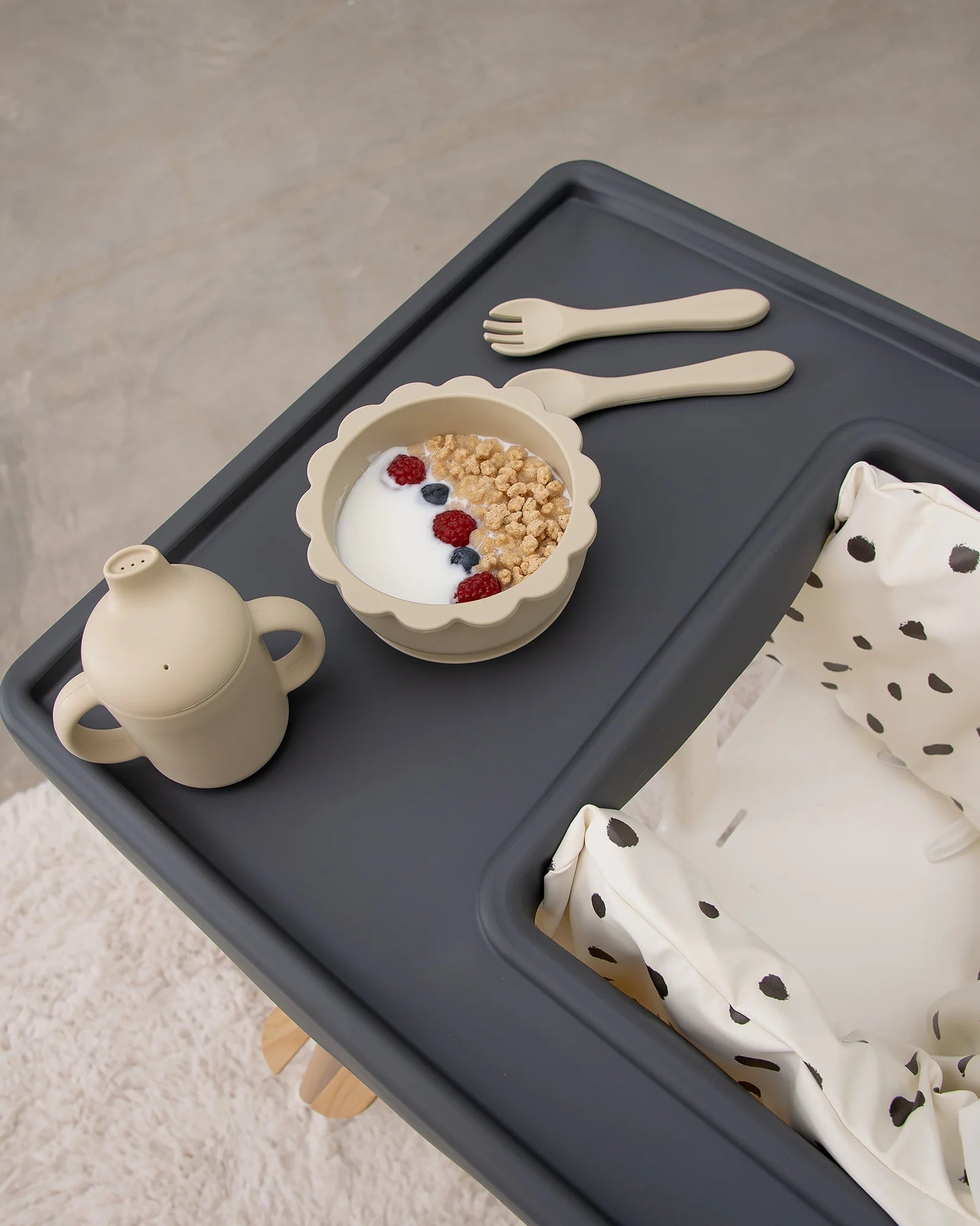 del av barnservice. liten mugg i silikon till barn 6 månader eller barn 8 månader eller äldre.