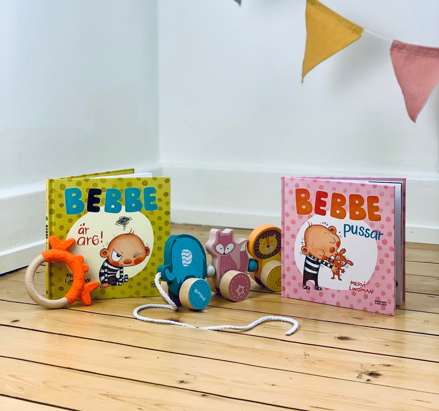 Prenumerationsbox med återbrukade babyprodukter och tillbehör. innehåller bitring, böcker om Bebbe samt dragleksak djur