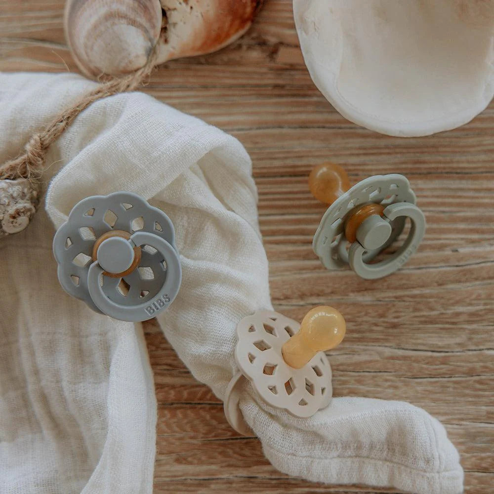 BIBS Boheme napp med bohemisk design i färgerna Vanilla och Dark Oat