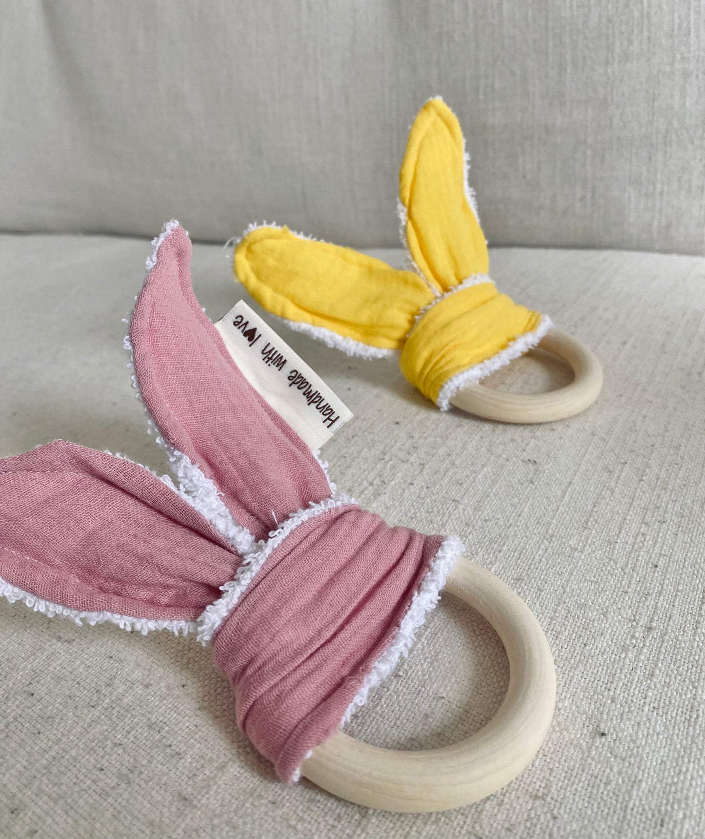 ekologisk och handgjord bitleksak med prassel i. I färgen rosa