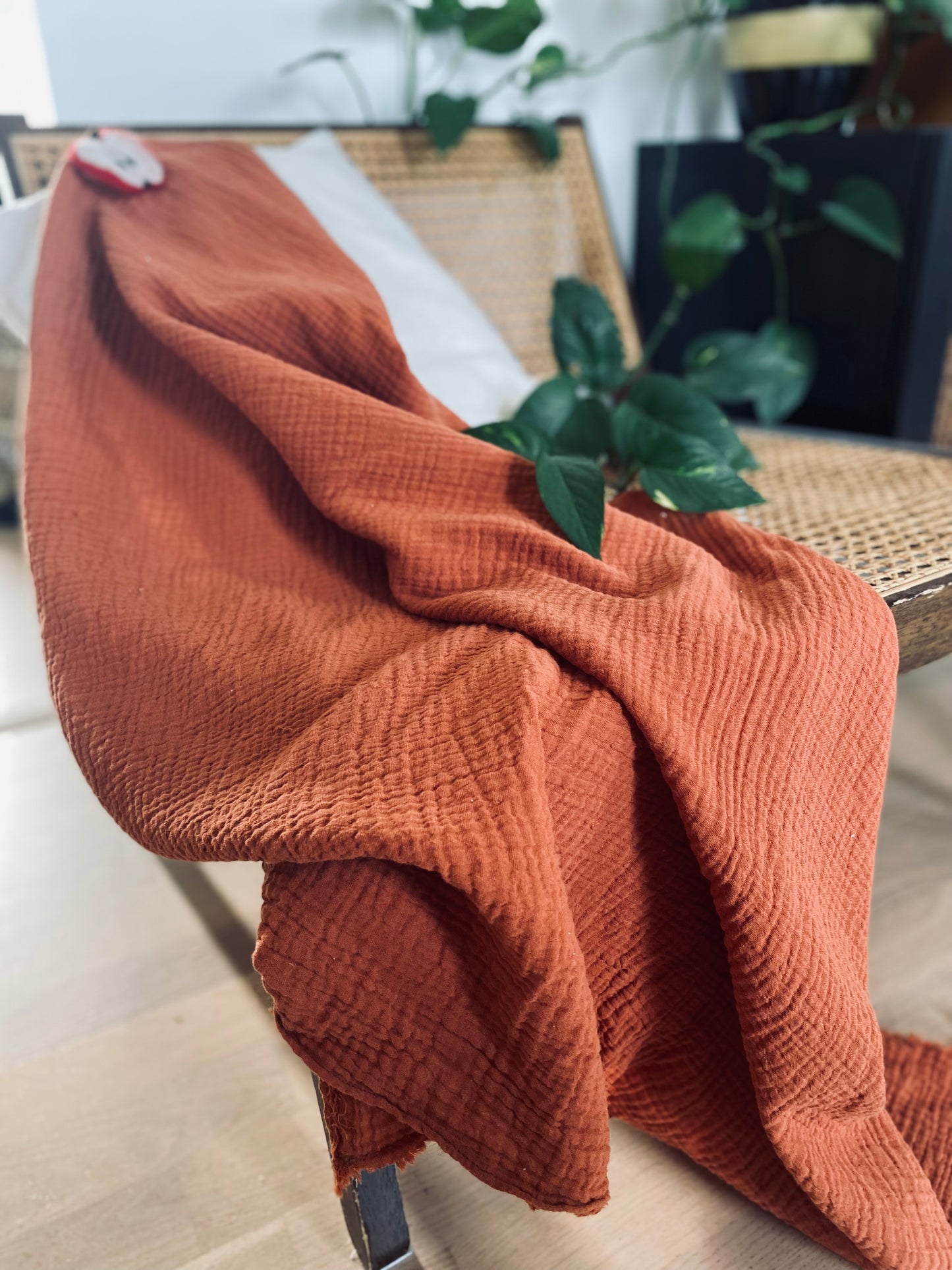 Ekologisk unik babyfilt i muslin – perfekt som doppresent