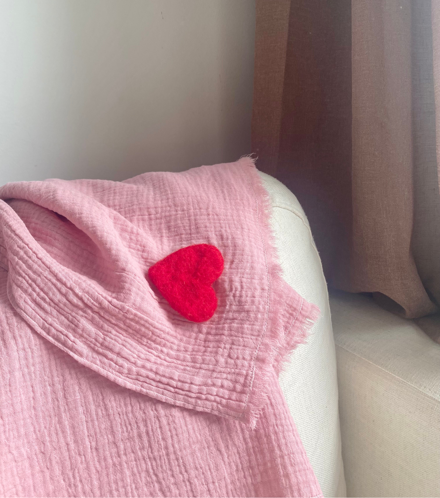 En unik rosa filt med hjärta, perfekt för present till baby shower eller dop