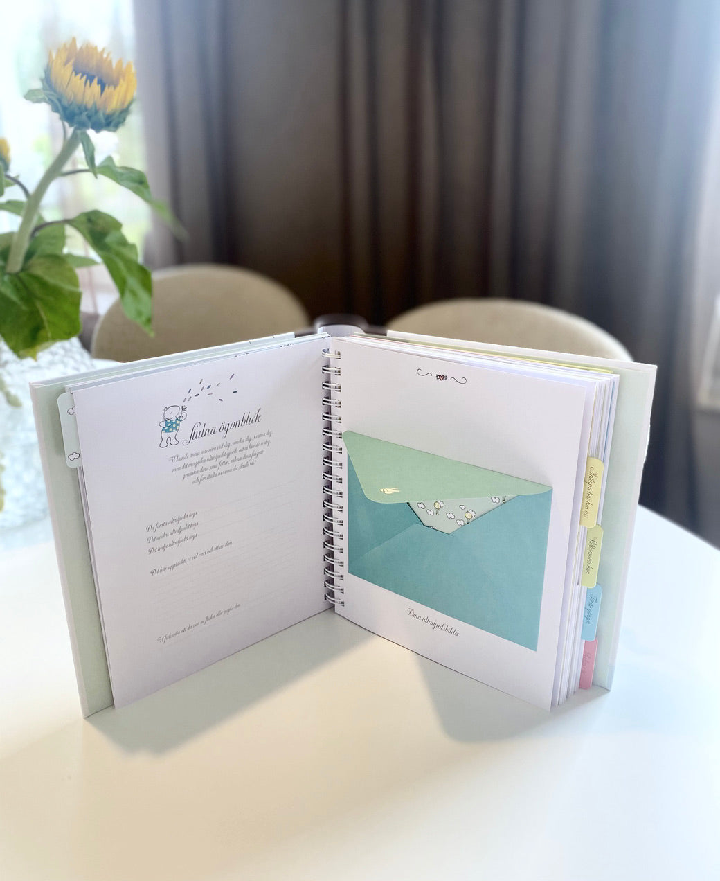 en öppen bok som är perfekt att ge bort som present till nyblivna föräldrar på exempelvis baby shower
