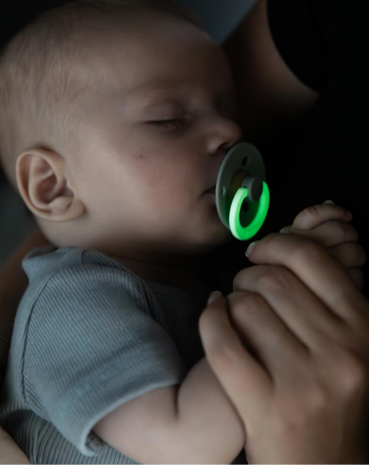 Prenumerationsbox med pedagogiska och trygga leksaker för nyfödda. Bland annat nattnapp för bättre sömn