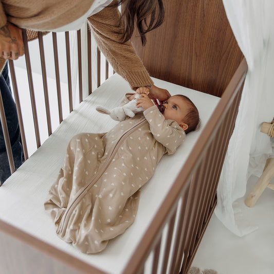 Säker sovpåse med ärmar i beige för lugn och ostörd babysömn