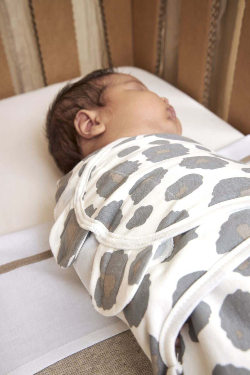 Sömnregression eller svår sovperiod för din bebis? Skapa sömnschema eller förhindra startle reflex så att bebisen vaknar och därmed sover bättre och sover längre med mer kvalitetssömn. Prova swaddle blanket