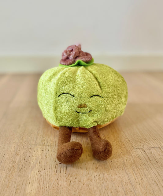 Tänk Jellycat cake fast en svensk version med en klassisk prinsesstårta eller marsipantårta med en rosa marsipanros