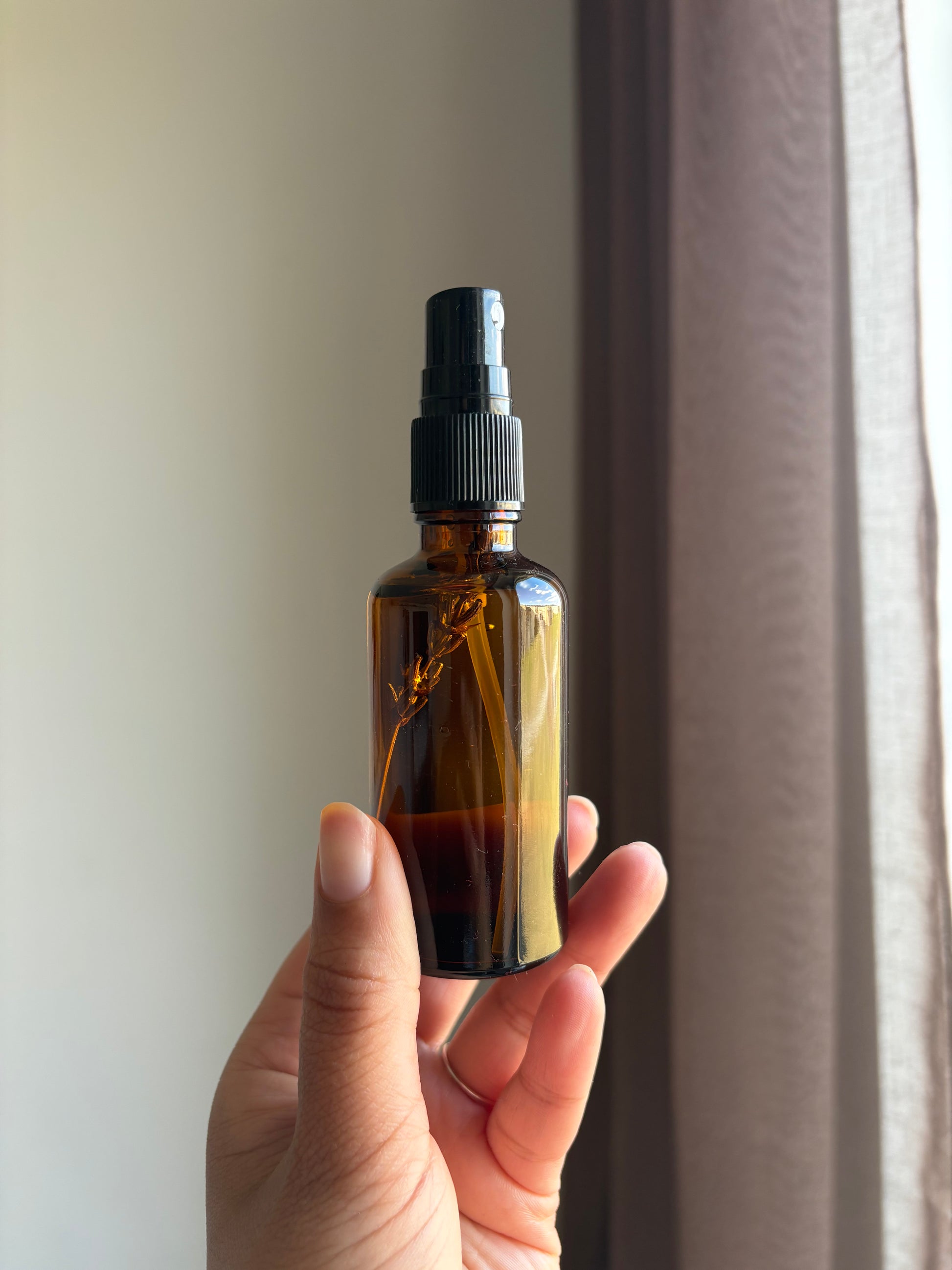 Flaska med rumsdoft i för att spraya i hemmet, rummet, sängen, kudden och spjälsängen för en lugnande och avslappnade nattrutin vid läggdags