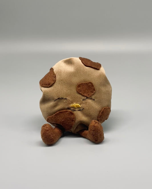 Sju Sorters är en unik kollektion av gosedjur inspirerade av svensk fika – tänk bullar, kakor och klassiska bakverk i mjukisdjursform. Perfekta som present till barn eller som en charmig inredningsdetalj i barnrummet. Varje gosedjur är designat med kärlek till både lek och tradition, tillverkat i mjuka, trygga material och med en stor portion fantasi. Här möts nostalgi och lekfullhet – från fluffiga kanelbullar till gosiga prinsesstårtor. Oavsett om du letar efter leksaksmat, gosedjur som ser ut som bakverk