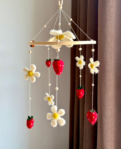 Hängande Babymobil med motiv av jordgubbar och blommor. Tovade i lammull och handgjorda i Uppsala. Perfekt som present till barn mellan 0-12 månader