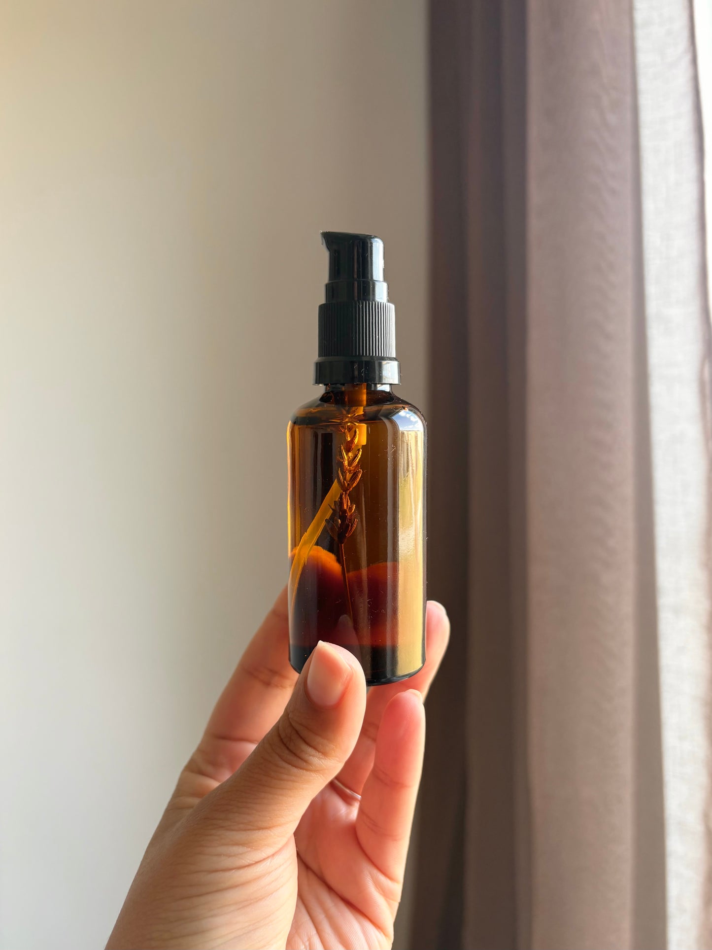 Massageolja med lavendel för en lugnande massage inför nattning