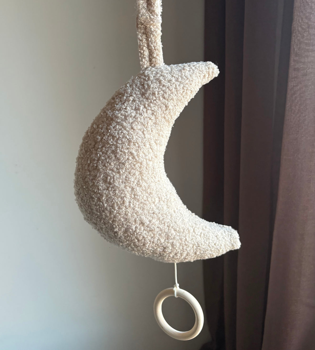 Babymobil som spelar en melodi, Brahms lullaby, att hänga vid själsäng i barnrum. I Teddy Boucle tyg. Handgjord i Uppsala 