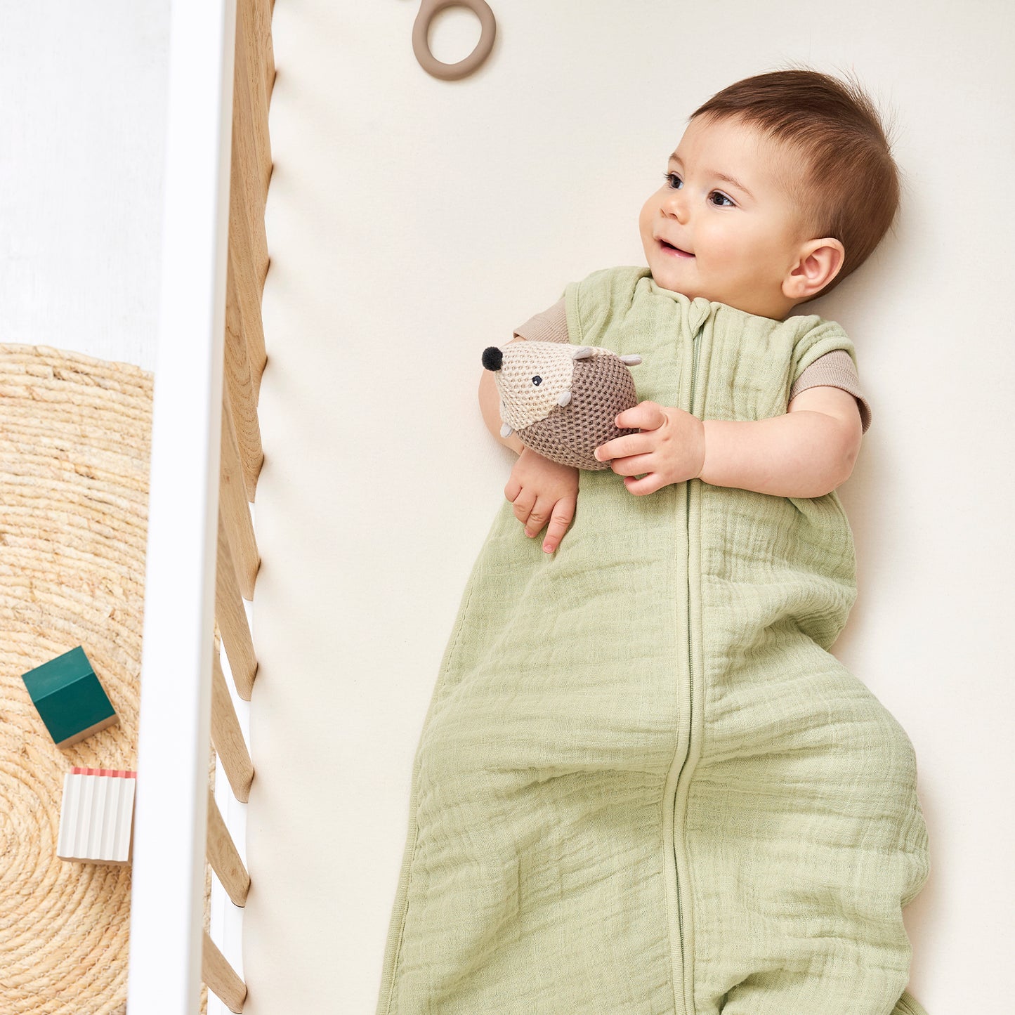 Lätt sovpåse i grön muslin som hjälper baby att sova tryggt