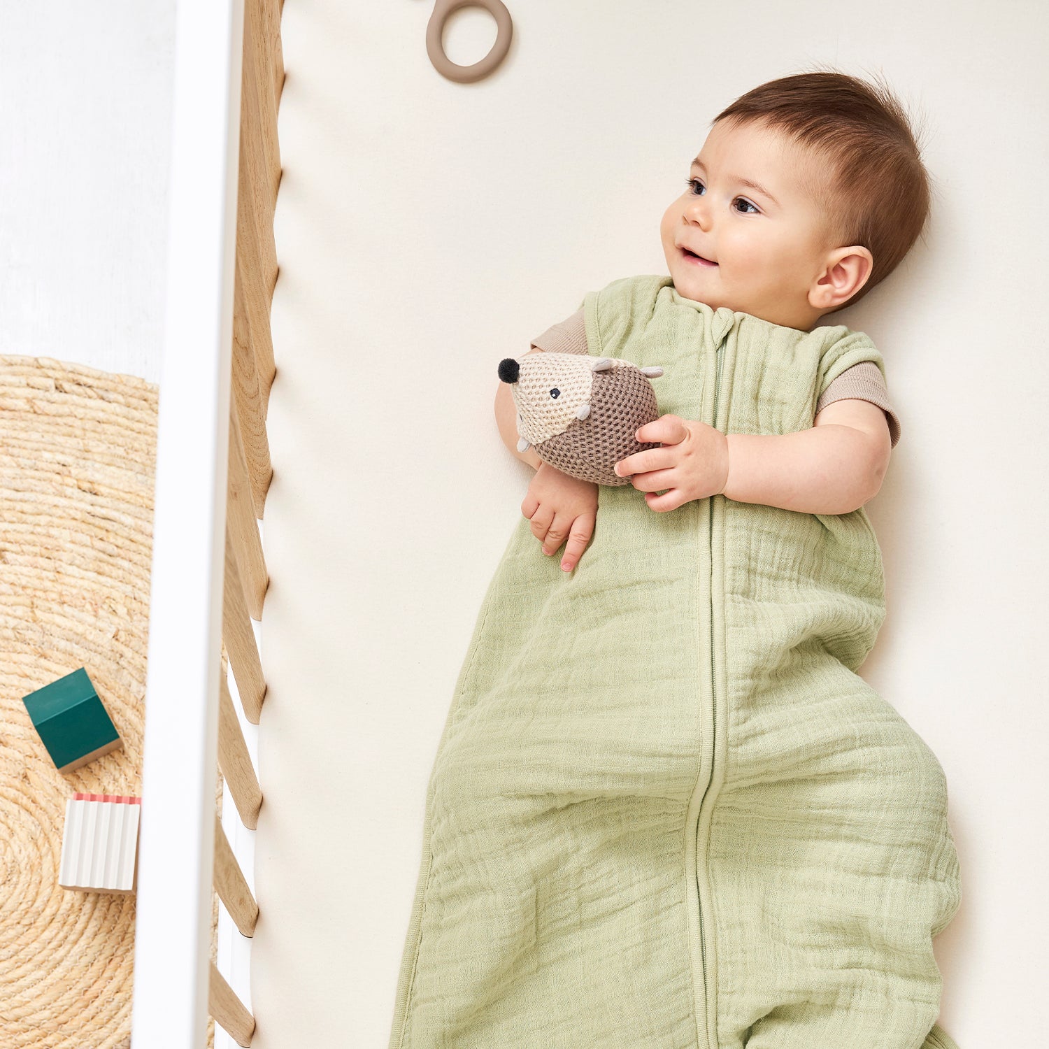 Lätt sovpåse i grön muslin som hjälper baby att sova tryggt