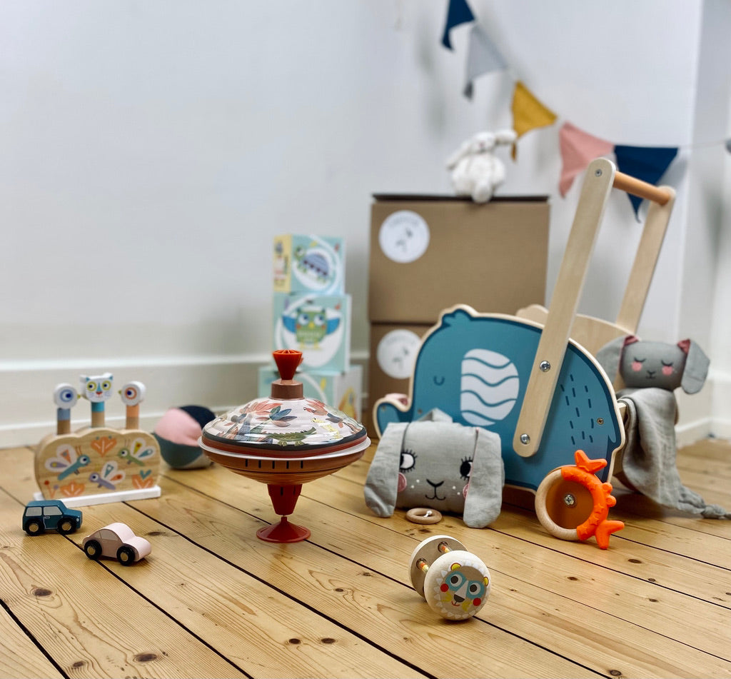 Storkpostens babybox med nya, handplockade babyprodukter som följer barnets uteckling