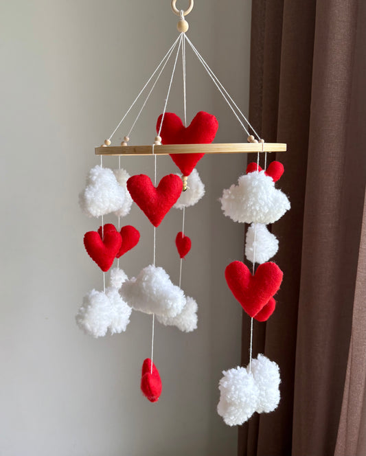 Handgjord babymobil i filt – röda hjärtan bland vita moln