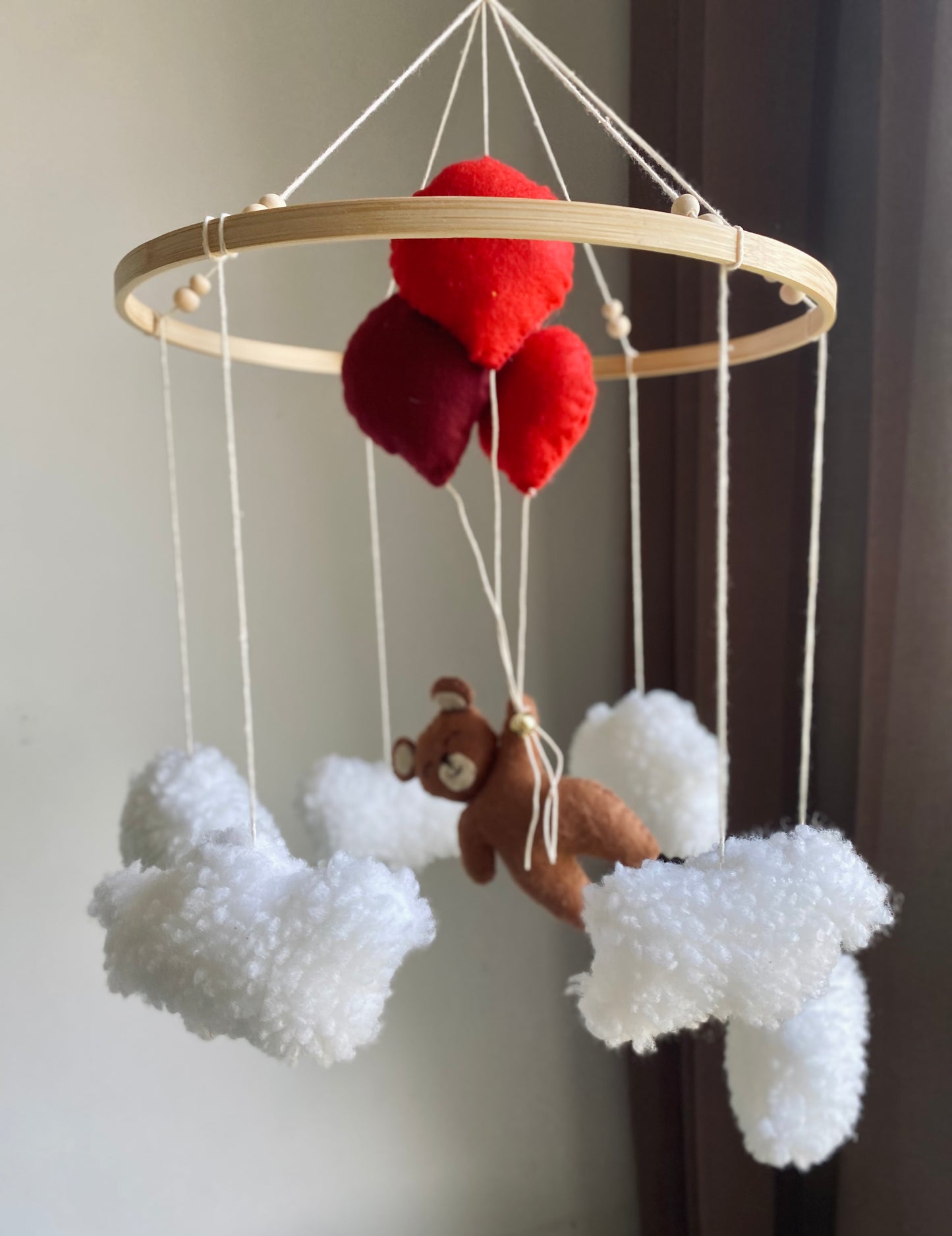 Babymobil för nyfödda – Stimulerande leksak för spädbarn. För handgjorda, giftfria och ekologiska leksaker för bebisar och nyblivna föräldrar. dekorera sovrummet med aktiverande leksaker. Ekologisk babymobil med ballonger i tyg – handgjord leksak för nyfödda och barnrum