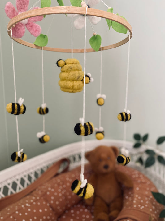 Ekologisk babymobil med tydliga kontraster med mjuka bin i filt – perfekt för barnrummet och babyutveckling