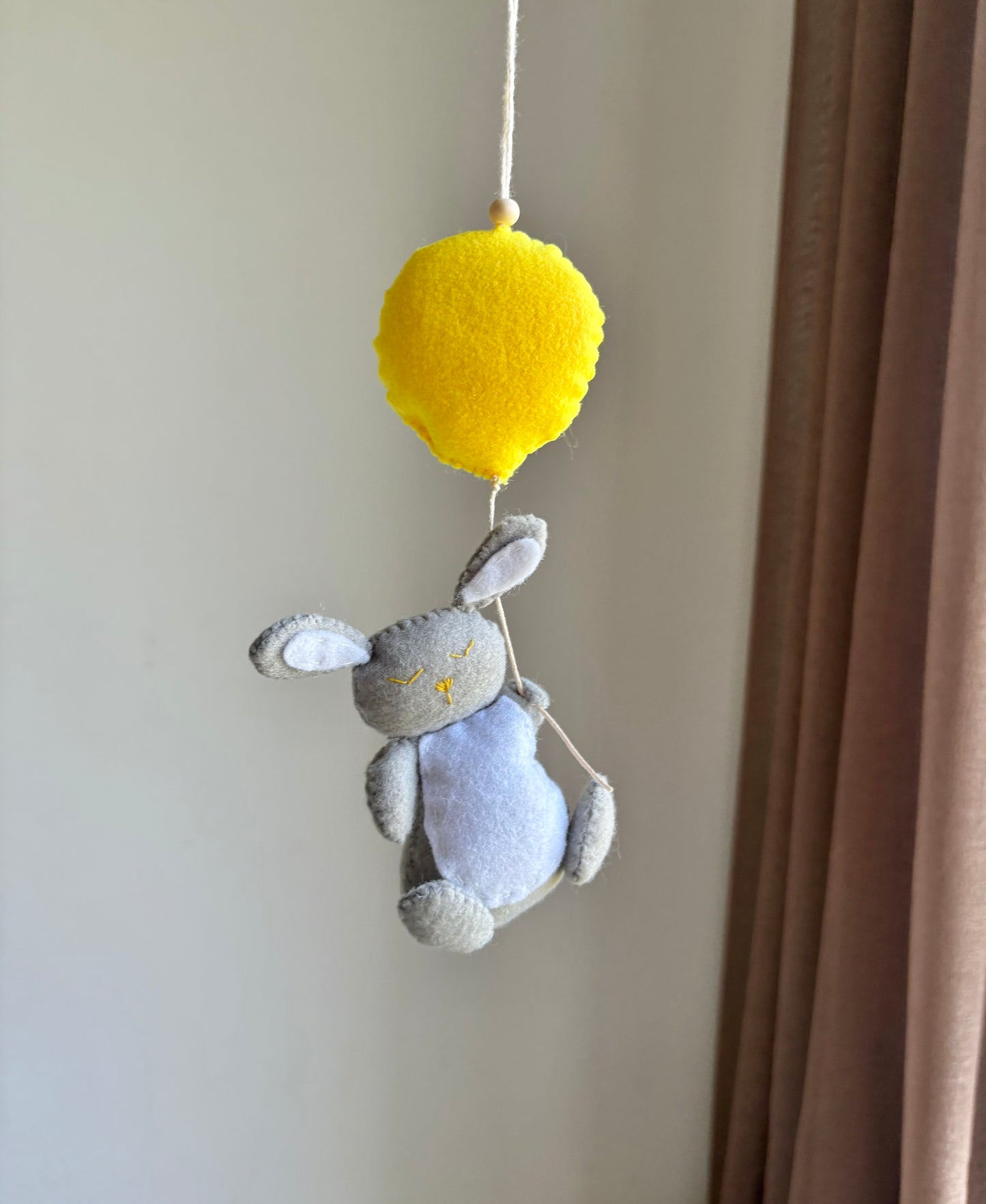 Giftfri babydekoration i filt – kanin hänger i ballong
