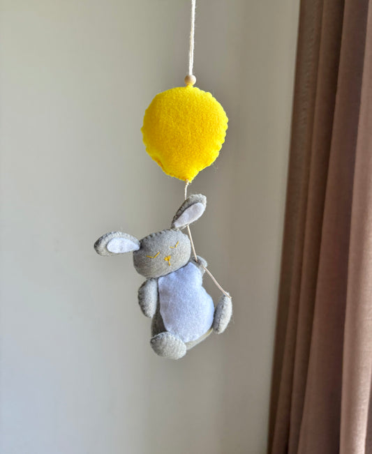 Giftfri babydekoration i filt – kanin hänger i ballong