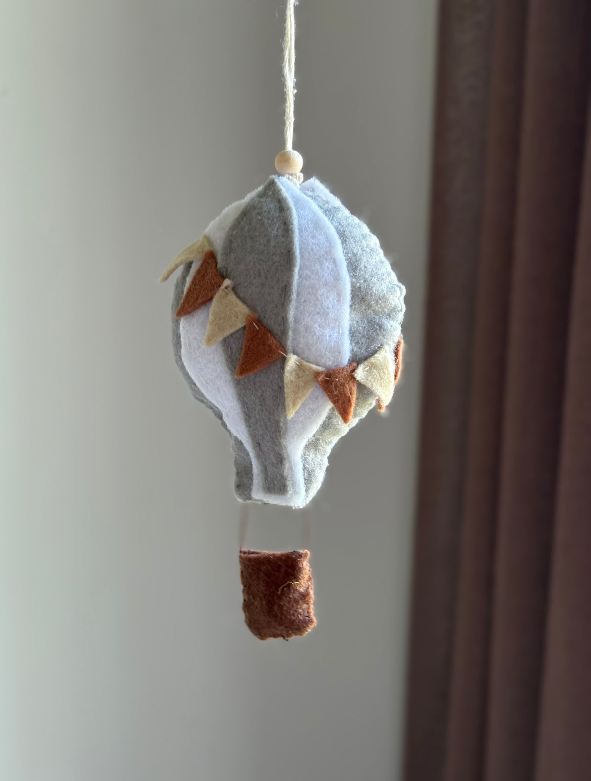 Luftballong i filt – handgjord dekoration till barnvagn