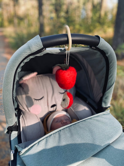 Barnvagnsleksak äpple – mjuk och trygg mobil i naturmaterial. aktivitetsleksak för barnvagnspromenader