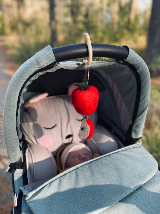 Barnvagnsleksak äpple – mjuk och trygg mobil i naturmaterial. aktivitetsleksak för barnvagnspromenader