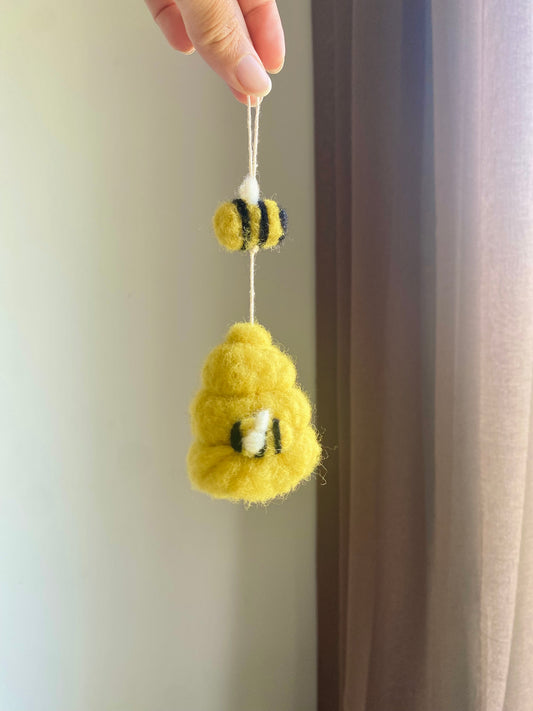 här en av våra handgjorda barnvagnshängen. Perfekt att underhålla bebis under barnvagnsträning när du övar barnvagnslöpning. Behöver du barnvagnsinspo till barnvagnstillbehör?
Då är denna somriga barnvagnsmobil perfekt till din våriga barnvagnspromenad. 
