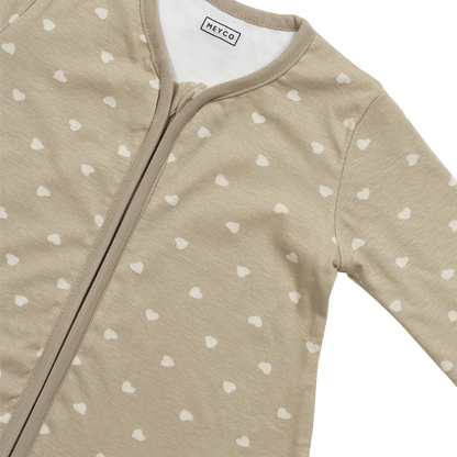 Mjuk beige babysovpåse med ärmar för bättre sömn och stabil temperatur
