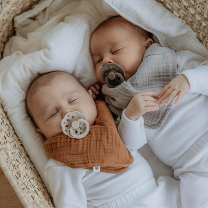 Sovande två små bebisar sugandes på BIBS Boheme napp Vanilla och Dark Oat – perfekt för baby och spädbarn.