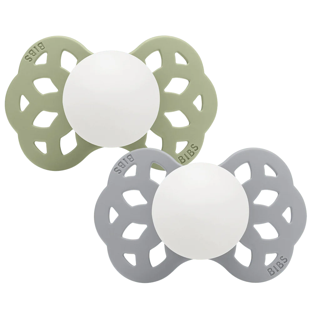 BIBS napp Glow in the Dark lyser i mörkret för enkel nattning, bilden visar två nappar i närbild, grön och grå