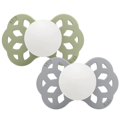 BIBS napp Glow in the Dark lyser i mörkret för enkel nattning, bilden visar två nappar i närbild, grön och grå