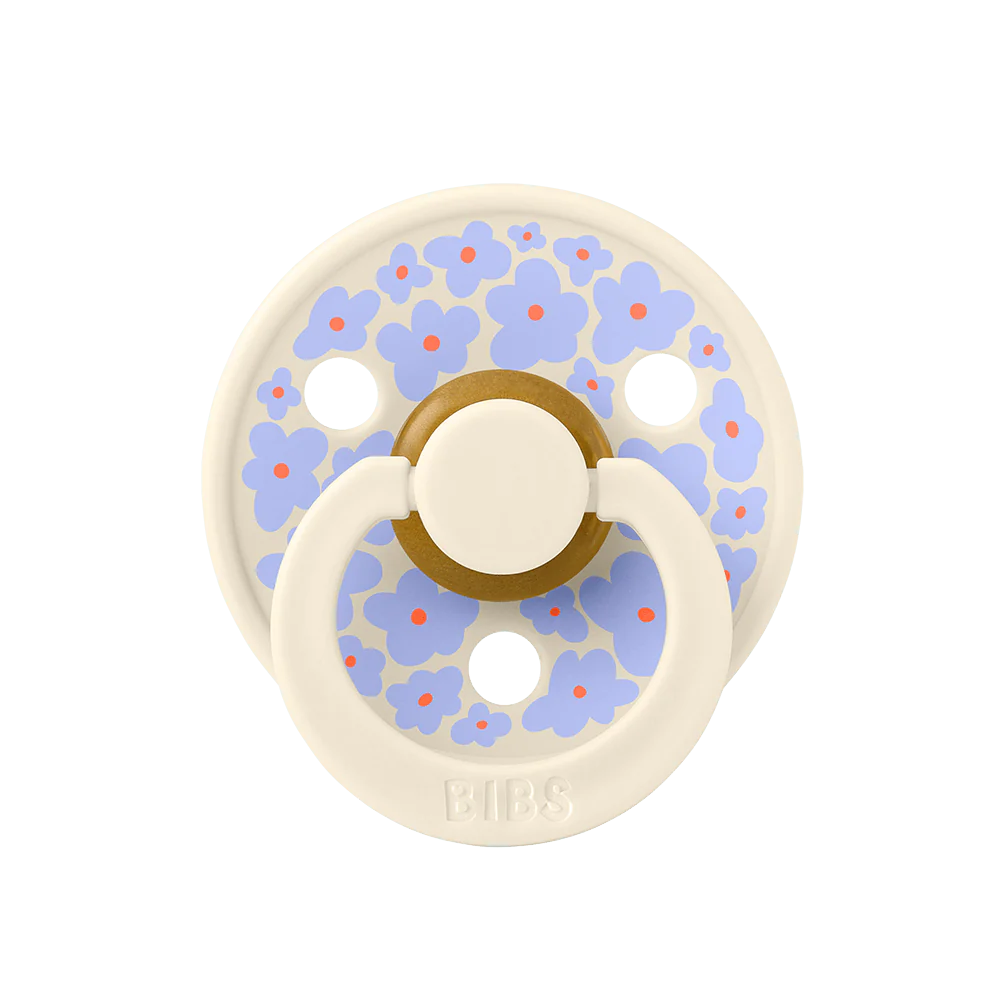 Närbild på BIBS napp Jasmine Field Ivory i naturgummi