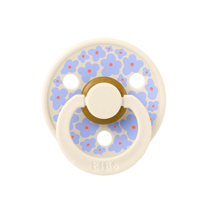 Närbild på BIBS napp Jasmine Field Ivory i naturgummi