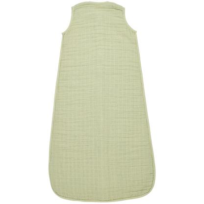 Närbild på andningsbar babysovpåse i grön muslin som minskar oro vid sömn. Bakifrån.