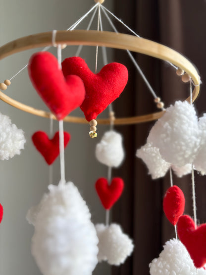 Svenskt hantverk i filt – hjärtformade dekorationer i babymobil