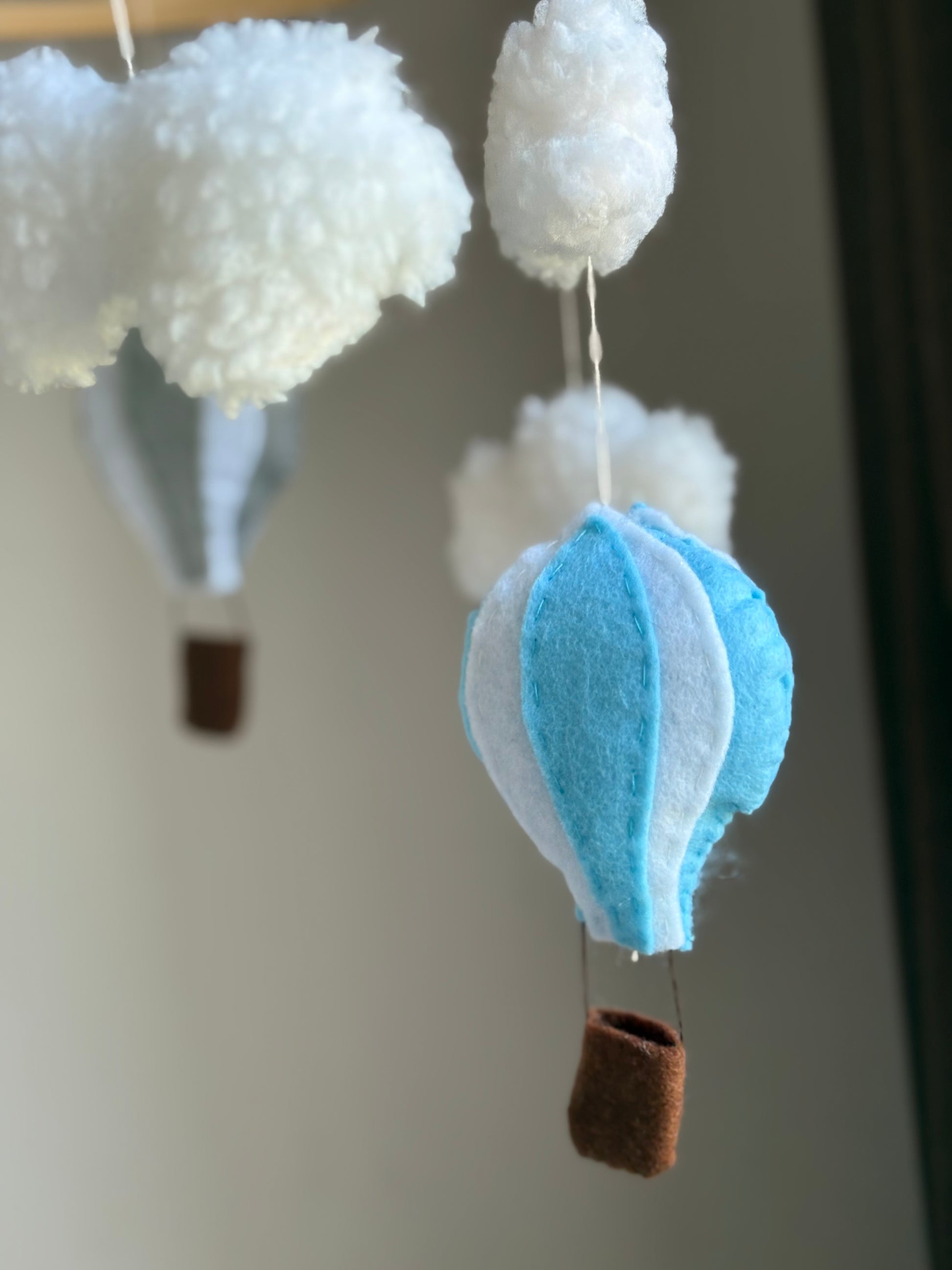 Svenskt hantverk – babymobil med luftballonger i mjuka nyanser