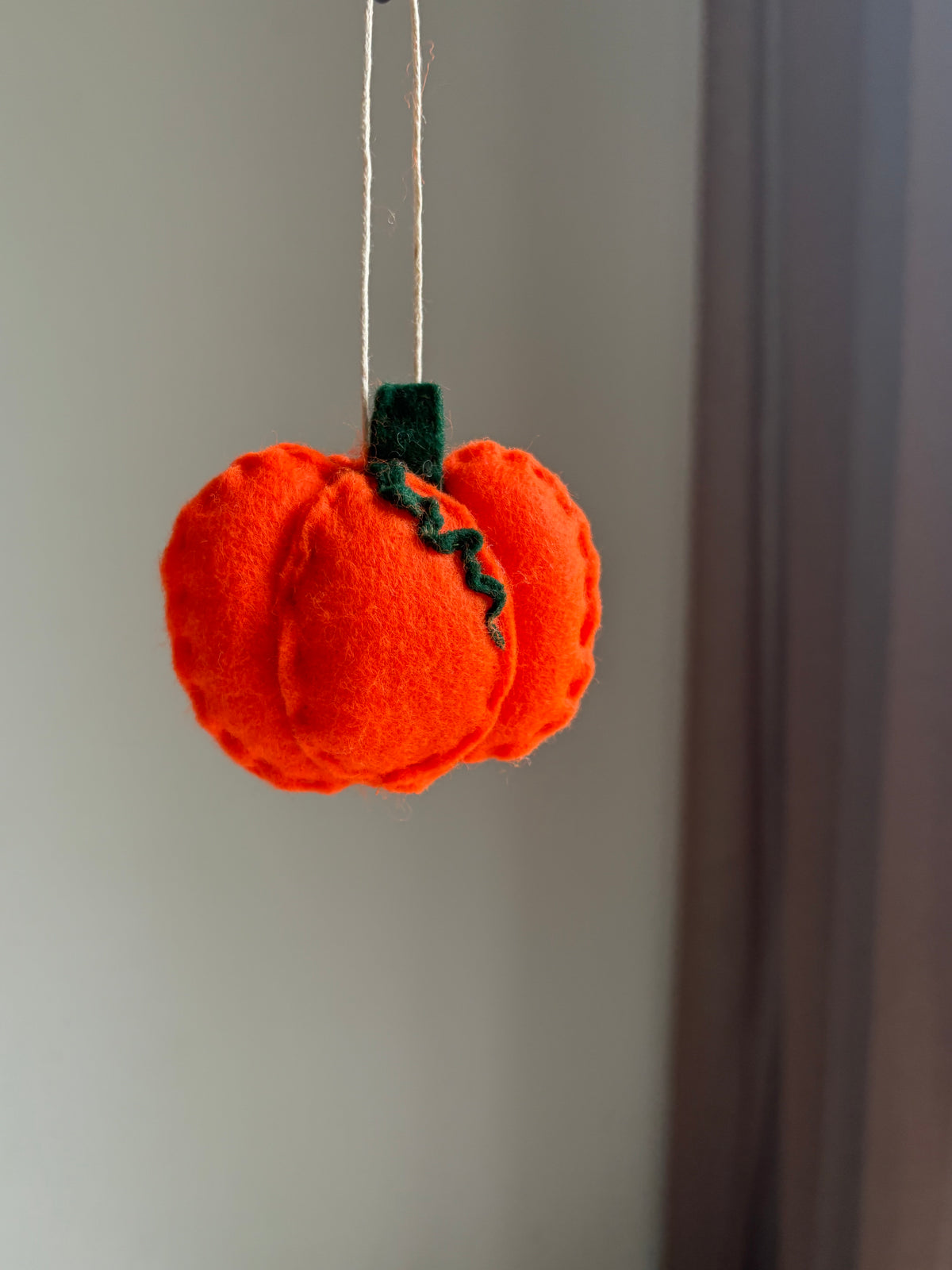 Höstligt barnvagnshänge i filt – pumpa i orange ton