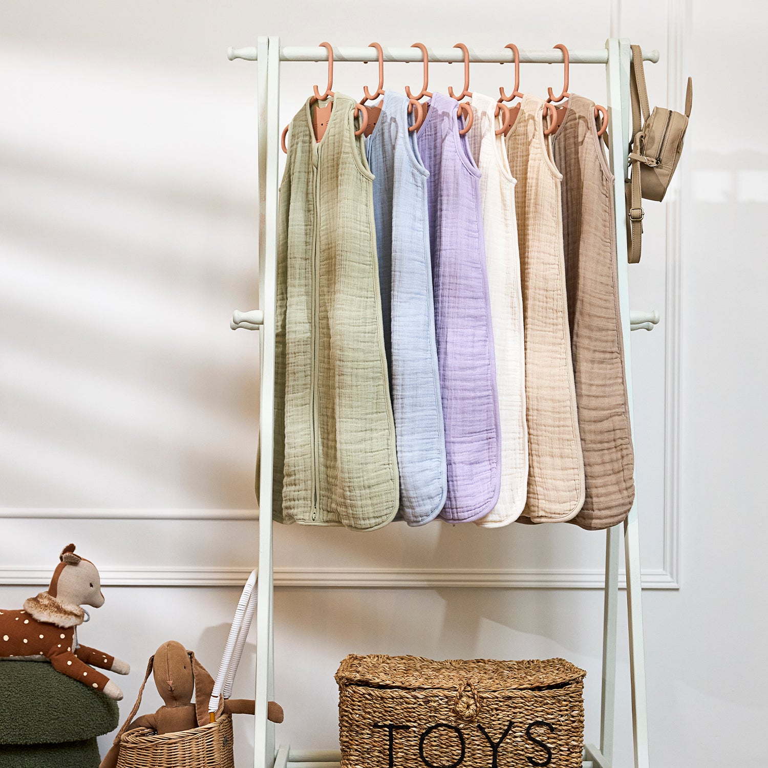 Matchagrön sovpåse i mjuk muslin som ger baby trygghet och jämn temperatur under natten