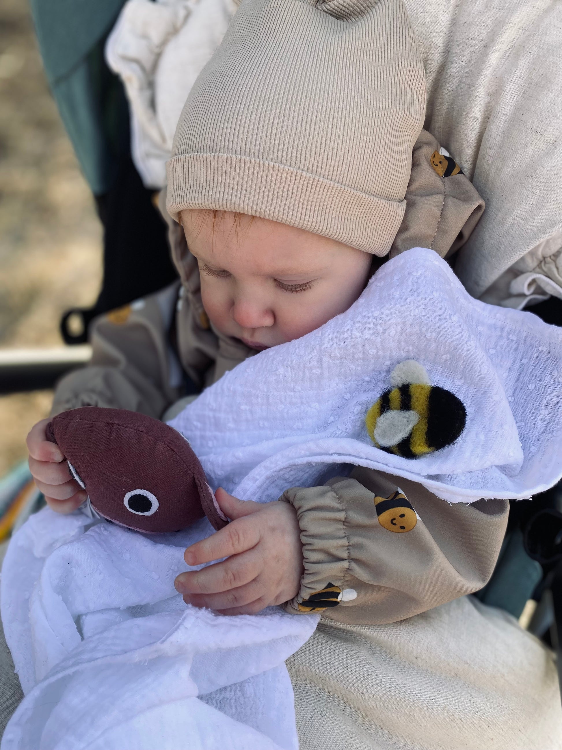 Ekologisk muslinfilt för baby – handsydd och naturlig med motiv av en humla