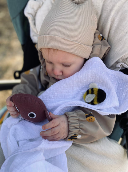 Ekologisk muslinfilt för baby – handsydd och naturlig med motiv av en humla